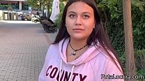 Una inocente jovencita se deja follar por dinero Una inocente jovencita se deja follar por dinero