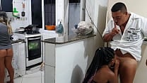 Morando com o inimigo Fodi gostoso a melhor amiga da minha esposa na cozinha e a corna nem percebeu Paty Bumbum