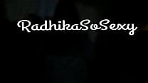 दीवार फांद कर पड़ोसन को छत पर अंधेरे में ठोका रात को राधिका छत से सूखे कपड़े उतार रही थी तभी पडोसी राहुल दीवार फांद कर आता है और उसे दबोच लेता है। हिन्दी में सुनो राधिका की सिसकारियां