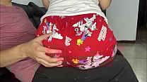 Hijastra Inocente Sentada en las Piernas de su Padrastro Para Comer Mientras el Pervertido Disfruta de su Culo Hijastra Inocente Sentada en las Piernas de su Padrastro Para Comer Mientras el Pervertido Disfruta de su Culo