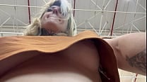 Homem filma mulher com o celular escondido se masturbano eos peitos em quanto ela faz compras no Supermercado