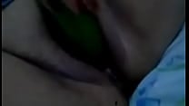 brasileira masturbando com o pepino