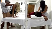 Masaje en Pareja Termina en la Esposa Siendo Follada al lado de su Marido por el Medico Pervertido NTR JAV Masaje en Pareja Termina en la Esposa Siendo Follada al lado de su Marido por el Medico Pervertido NTR JAV
