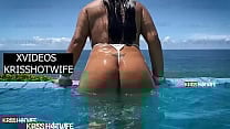 Kriss Hotwife De Mai ocirc Branco Transparente Na Piscina Do Hotel Lotada