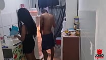 Marido acorda com fogo no pau e pega sua esposa na cozinha e levanta ela no colo e fode ela toda at eacute encher sua buceta de gozar