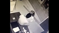 台湾化学厂驻越南海防的业务副理直接在领导副总办公桌上跟越南妹办事 台湾化学厂驻越南海防的业务副理直接在领导副总办公桌上跟越南妹办事
