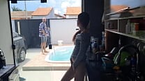 Corno da de cara com piscineiro da casa sentando a jeba na raba da sua esposa Corno da de cara com piscineiro da casa sentando a jeba na raba da sua esposa