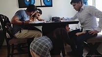 Alumnos aprovechan que la maestra se pone caliente y se la follan todos Gangbang 1 2