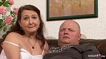 H auml ssliche alte deutsche Ehefrau hat ihren ersten Dreier mit Fremden und Ehemann