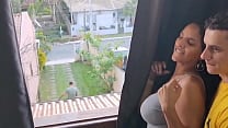 Dei pro amigo do meu marido enquanto ele estava no quintal cortando grama e conversando comigo Dei pro amigo do meu marido enquanto ele estava no quintal cortando grama e conversando comigo