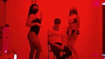 A scruffy man invites us to an exclusive catwalk to perform a sexy dance in erotic lingerie 