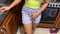 Chica rubia en la cocina de culo grande le ofrecen dinero para coger u acepta culo grande penetrada por tio de polla grande Chica rubia en la cocina de culo grande le ofrecen dinero para coger u acepta culo grande penetrada por tio de polla grande