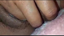 se mete dedo hasta llegar al orgasmo