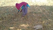देसी इंडियन ब्वॉयफ्रेंड ने खेत में काम रही उसकी मस्त चोदा देसी इंडियन ब्वॉयफ्रेंड ने खेत में काम रही उसकी मस्त चोदा