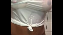 Trecho   Esposa se exibindo para o comedor tomando banho bronzeada e de camiseta molhada depois da praia    Completo no XVIDEOS RED