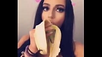 Testando a garganta com uma banana Instagram Amanda figueredo024