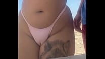 Deixei o novinho pegar na minha Buceta na praia e l oacute gico que eu tamb eacute m peguei no pau dele