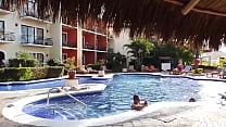 La chica acostada en la orilla de la alberca es evitaloveporn el pendejo que est aacute con el cel es un desconocido que no sab