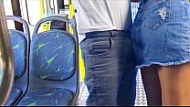 Jovem estudante leva encoxada dentro onibus