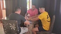 Deixei a toalha cair sem querer e os amigos do meu marido n atilde o perderam tempo e me foderam na frente dele  Deixei a toalha cair sem querer e os amigos do meu marido n atilde o perderam tempo e me foderam na frente dele