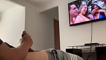 Pens eacute  que estaba solo en casa pero resulta que mi madrastra me estaba esp iacute ando mientras me masturbaba en la sala de estar Pens eacute  que estaba solo en casa pero resulta que mi madrastra me estaba esp iacute ando mientras me masturbaba en la sala de estar