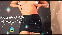 Novinha Safada Se Exibindo de micro saia Rebolando Gostoso e mostrando os peitos para voce GOZAR