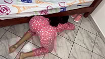Hermosa Hijastra Buscando debajo de la Cama Expone su Gran Culo a la Vista de su Padrastro Pervertido Hermosa Hijastra Buscando debajo de la Cama Expone su Gran Culo a la Vista de su Padrastro Pervertido