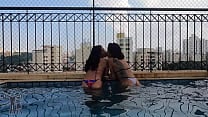 Minha amiga largou o boy lixo e para se vingar fodemos em p uacute blico na piscina do pr eacute dio