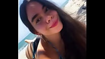 Linda chiquilla se ba ntilde a en la playita