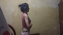 Estaba mirando a la empleada de servicio cambiarse la ropa y se acost oacute me met iacute en su cuarto y la folle Estaba mirando a la empleada de servicio cambiarse la ropa y se acost oacute me met iacute en su cuarto y la folle