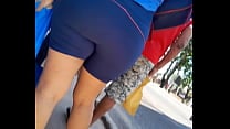 Mulher com shortinho azul e bunda grande