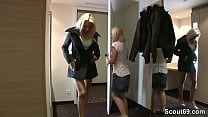 Jungspund bekommt einen Dreier von Schwester und Freundin Jungspund bekommt einen Dreier von Schwester und Freundin