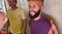 Garota infiel num menage a trois com homens mais velhos