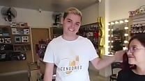 Joven youtuber celebra sus 100k teniendo un rato divertido en una tienda con su chica elrojo Joven youtuber celebra sus 100k teniendo un rato divertido en una tienda con su chica elrojo