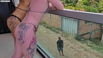 Duas gostosas nao sabem como enchero colchao inflavel e em ajuda a um homem talentoso que estava andando na rua Duas gostosas nao sabem como enchero colchao inflavel e em ajuda a um homem talentoso que estava andando na rua