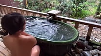 独自旅行的女人 樱花和竹子的露天浴场 独自旅行的女人 樱花和竹子的露天浴场