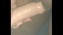Levei o meu brinquedo para a casa do primo do meu namorado e tive que usar na hora do banho Levei o meu brinquedo para a casa do primo do meu namorado e tive que usar na hora do banho
