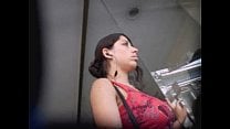 UPSKIRT A morocha tetona avi