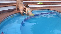Aprovecho mi momento a solas con la cachonda de mi hermanastra en la piscina para follarla muy fuerte con mi enorme y jugosa polla Aprovecho mi momento a solas con la cachonda de mi hermanastra en la piscina para follarla muy fuerte con mi enorme y jugosa polla