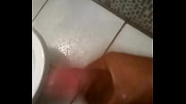 Punheta no banheiro haha