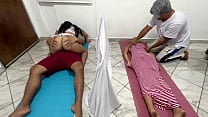 ME FOLLO A LA HERMOSA MASAJISTA MUJER AL LADO DE MI ESPOSA MIENTRAS LE HACEN MASAJES   SALON DE MASAJES EN PAREJAS ME FOLLO A LA HERMOSA MASAJISTA MUJER AL LADO DE MI ESPOSA MIENTRAS LE HACEN MASAJES   SALON DE MASAJES EN PAREJAS