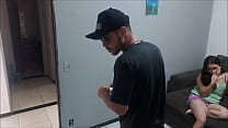 Dona de casa apreensiva com policial procurando o marido paga a liberdade com a bunda Dona de casa apreensiva com policial procurando o marido paga a liberdade com a bunda
