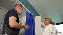 Teeny laesst sich vom Handwerker ficken wegen Rechnung Teeny laesst sich vom Handwerker ficken wegen Rechnung