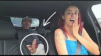Motorista de app viaja sem calcinha no carro e deixa passageiros de pau duro Motorista de app viaja sem calcinha no carro e deixa passageiros de pau duro