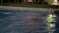 En la piscina