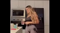 Arigameplays en su cocina con enorme culo