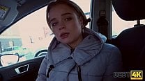 DEBT4k Jolie mignonne paie la dette qu 039 elle a prise pour ses gros faux seins avec sa chatte DEBT4k Jolie mignonne paie la dette qu 039 elle a prise pour ses gros faux seins avec sa chatte