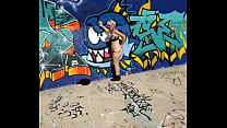 Petite exhib sexy sur une digue Petite exhib sexy sur une digue