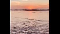 Ontem ela me levou para ver o nascer do sol de uma forma diferente e eu fico completamente apaixonada Ontem ela me levou para ver o nascer do sol de uma forma diferente e eu fico completamente apaixonada