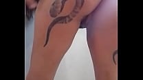 BiaMorenaMG tomando um banho gostoso e fudendo o cuzinho